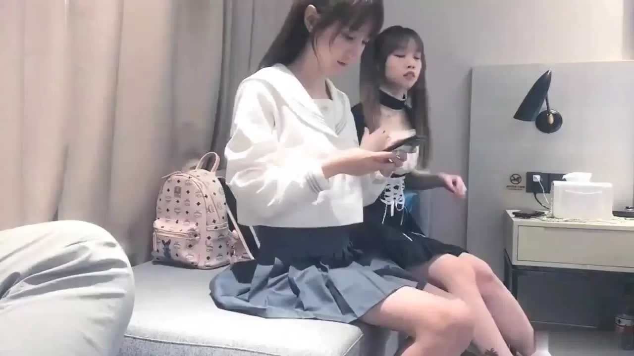 88双飞制服美少女