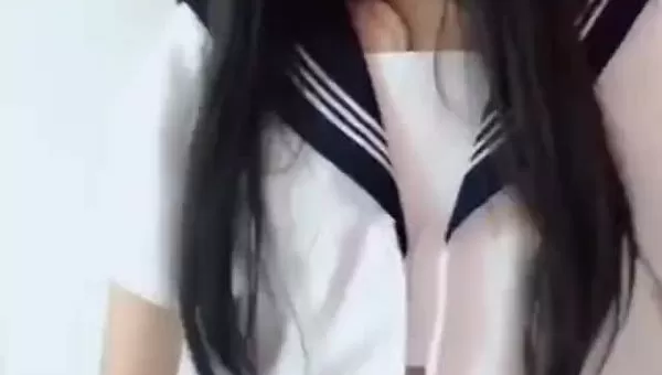 女大学生脱下制服